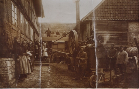 Eitzum um 1900 - Dreschen auf dem Hof zur Schmiede02