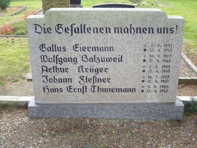 Gedenktafel II auf dem Friedhof Eitzum - Die Gefallen mahnen uns!