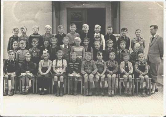 Gruppenaufnahme_Schule_zu_Eitzum_1952