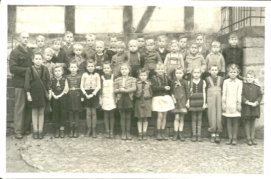 Alte Volksschule Eitzum - Lehrer Heinrich Förster mit Schulklasse u. a. mit Paul Efler - Jahrgang 1940